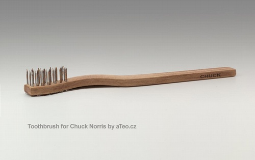 Chuckův zubní kartáček